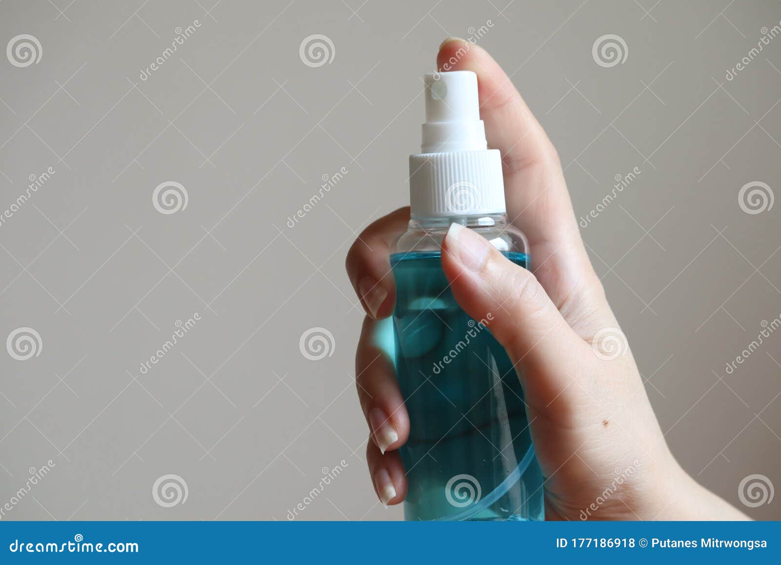 liquidÃ¢â¬â¹ alcoholÃ¢â¬â¹ spray tube for cleaning and disinfecting the hands.